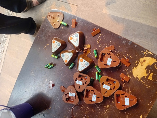 Cục Tần số vô tuyến điện nói gì về vụ nút bấm gọi đồ quán cà phê ở Hà Nội gây tê liệt chìa khóa thông minh - Ảnh 1.