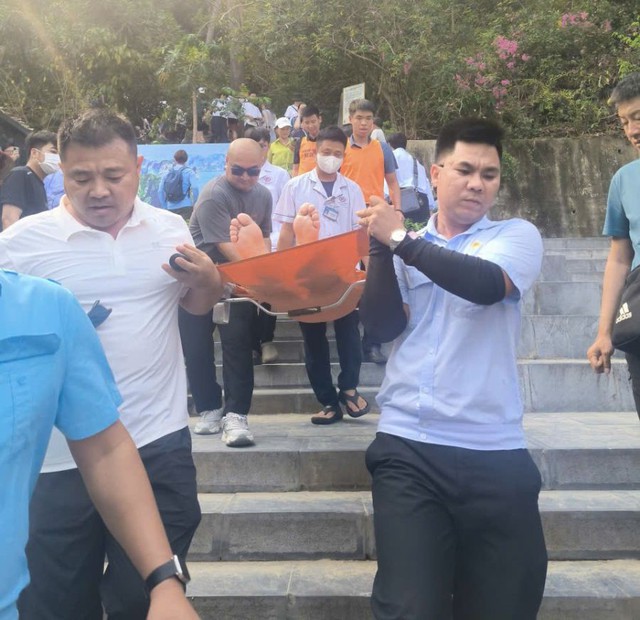 Cấp cứu du khách Trung Quốc bị ngất khi leo đảo Ti Tốp- Ảnh 1.