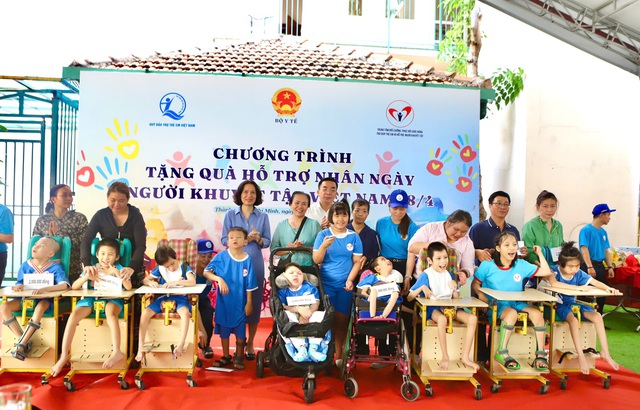 Thứ trưởng Bộ Y tế Nguyễn Thị Liên Hương thăm và tặng quà cho trẻ em khuyết tật tại TPHCM- Ảnh 4.