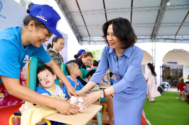 Thứ trưởng Bộ Y tế Nguyễn Thị Liên Hương thăm và tặng quà cho trẻ em khuyết tật tại TPHCM- Ảnh 2.