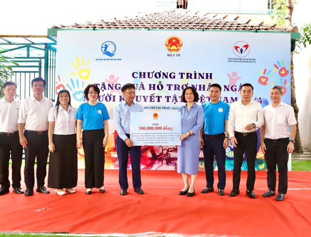 Thứ trưởng Bộ Y tế Nguyễn Thị Liên Hương thăm và tặng quà cho trẻ em khuyết tật tại TPHCM- Ảnh 3.