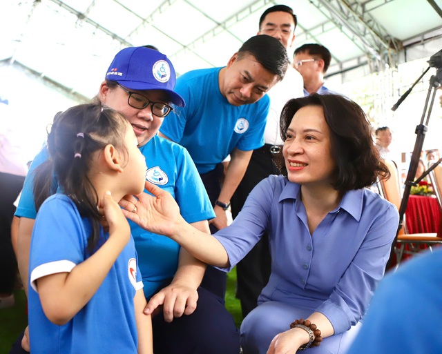 Thứ trưởng Bộ Y tế Nguyễn Thị Liên Hương thăm và tặng quà cho trẻ em khuyết tật tại TPHCM- Ảnh 1.