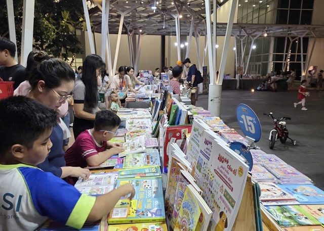 TPHCM thí điểm tổ chức hội sách tại chung cư, đưa văn hóa đọc 'gõ cửa' từng gia đình.- Ảnh 3.