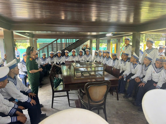 Hun đúc lòng yêu nước, niềm tự hào dân tộc cho chiến sĩ mới ở Vùng 3 Hải quân- Ảnh 2.