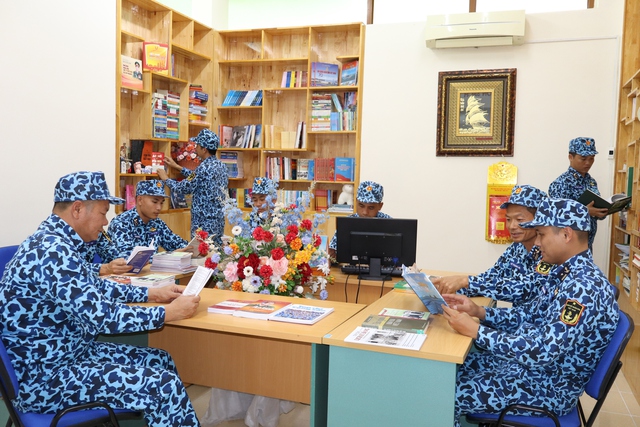 Thủy thủ tàu ngầm đọc sách dưới lòng biển sâu- Ảnh 2.