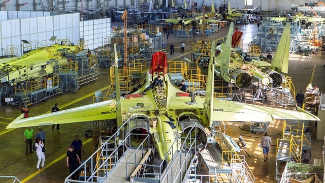 Loạt 'tiêm kích ngoài hành tinh' Su-35 sẵn sàng xuất kích- Ảnh 1.