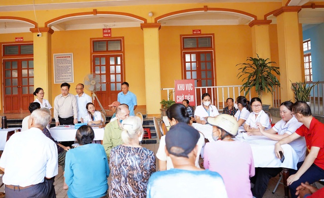 Bệnh viện Phổi Nghệ An phối hợp với Trung tâm Y tế Nghĩa Đàn tổ chức khám sàng lọc cho hơn 5.300 người dân.