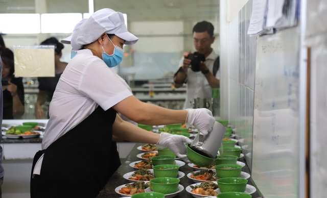 TPHCM siết an toàn thực phẩm từ khâu giết mổ đến bếp ăn- Ảnh 2.