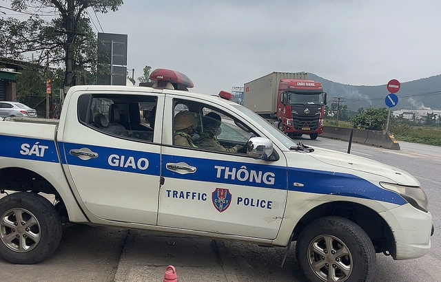 CSGT mở đường đưa bé co giật, tím tái đi cấp cứu kịp thời- Ảnh 1.