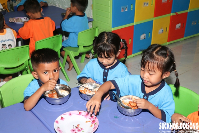 Hình ảnh bữa ăn bán trú của học sinh nông thôn vùng cao xã Phước Hà- Ảnh 2.