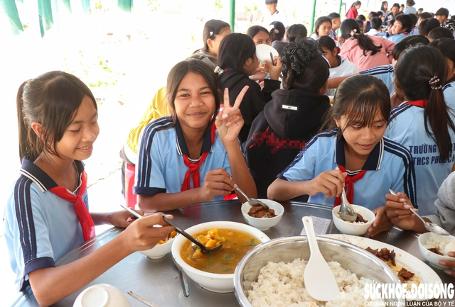 Hình ảnh bữa ăn bán trú của học sinh nông thôn vùng cao xã Phước Hà- Ảnh 1.