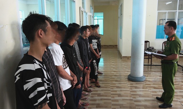 Nhóm thanh niên mang dao tự chế, vỏ chai 'hỗn chiến' ở quán hủ tiếu- Ảnh 1.