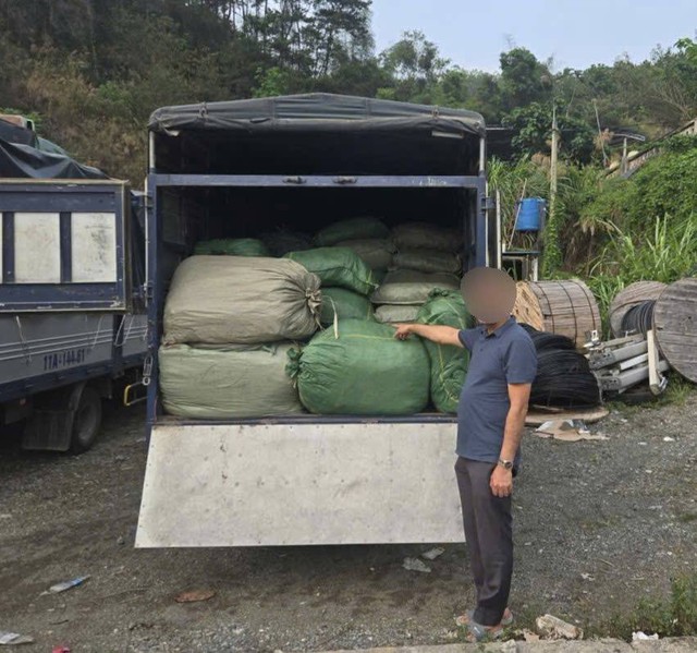 Tạm giữ xe chở hơn 2,6 tấn nguyên liệu thuốc lá không rõ nguồn gốc đang đi tiêu thụ- Ảnh 1.