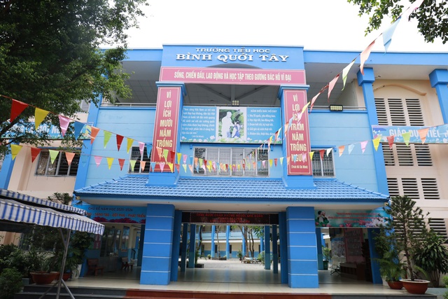 Ngộ độc tại Trường Bình Quới Tây: Hầu hết món ăn bị nhiễm chéo, bánh flan và canh bắp cải nấu thịt nguy cơ cao nhất- Ảnh 1.