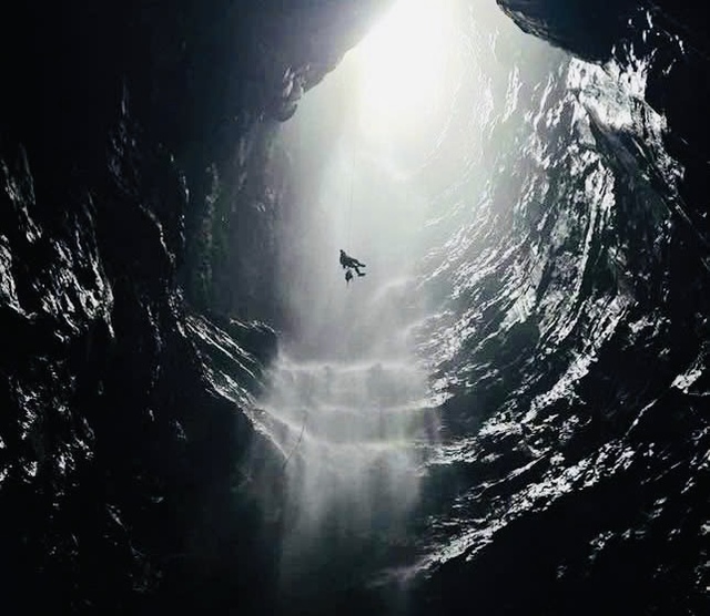 Phát hiện hang động có thác nước bên trong với nhiệt độ thấp lạ thường- Ảnh 1.