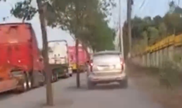 Phạt 7 triệu đồng tài xế lái ô tô trên vỉa hè ở TPHCM- Ảnh 1.