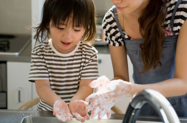 Vì sao bệnh tay chân miệng tăng mạnh ở trẻ mầm non vào đầu tuần?- Ảnh 2.