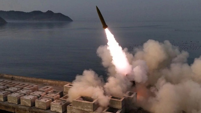 Triều Tiên thử nghiệm 5 tên lửa đạn đạo Hwasong-11 mang đầu đạn chùm - Ảnh 1.