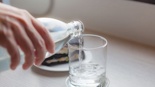 Học sinh nên uống nước như thế nào để đảm bảo vừa đủ?- Ảnh 1.