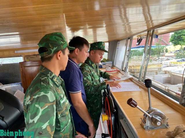 Tạm giữ tàu cá chở khoảng 10.000 lít dầu trên biển không rõ nguồn gốc 
- Ảnh 1.