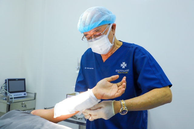 Bác sĩ hơn 70 tuổi vẫn bền bỉ với vết thương khó lành- Ảnh 1.