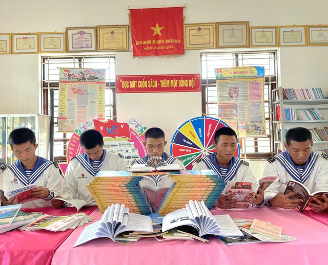 Nhiều chiến sĩ hải quân đọc sách để nuôi dưỡng tâm hồn- Ảnh 2.