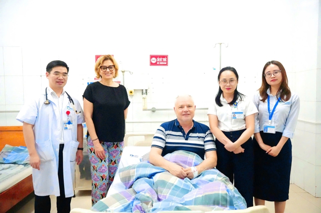 Cứu sống du khách Pháp bị nhồi máu cơ tim khi đang du lịch tại Quảng Ninh
- Ảnh 2.