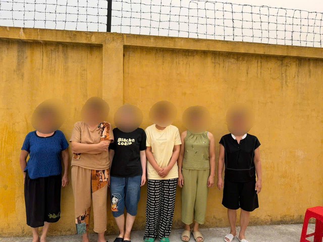 'Nhà cái' bị bắt, lộ nhóm phụ nữ mê chơi đề- Ảnh 1.