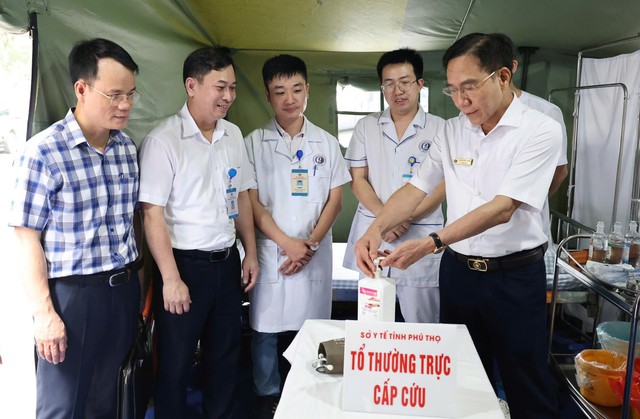 11 tổ y tế túc trực tại Đền Hùng, sẵn sàng hỗ trợ người dân - Ảnh 1.