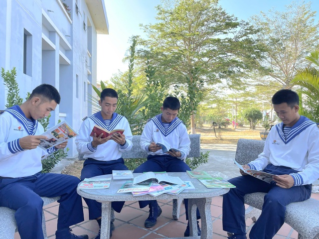 Nhiều chiến sĩ hải quân đọc sách để nuôi dưỡng tâm hồn- Ảnh 1.
