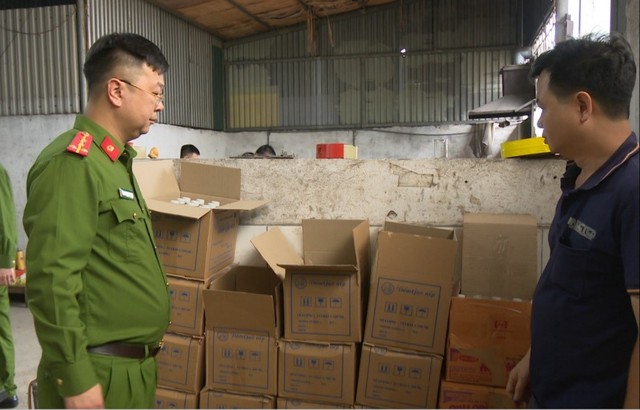 Bắt khẩn cấp 2 mẹ con sản xuất gần 1.000 lít 'dấm nếp ủ men từ gạo' bằng hóa chất- Ảnh 1.