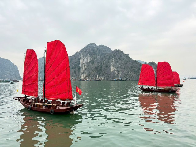 Lý do Quảng Ninh hoãn khai trương 'Thuyền ba vách Hạ Long'?- Ảnh 1.