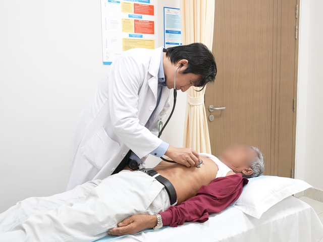 Bệnh viện Phương Đông: Nghẹt thở khơi thông 3 nhánh mạch vành hẹp khít, giành lại dòng máu nuôi tim cho bệnh nhân 72 tuổi- Ảnh 1.