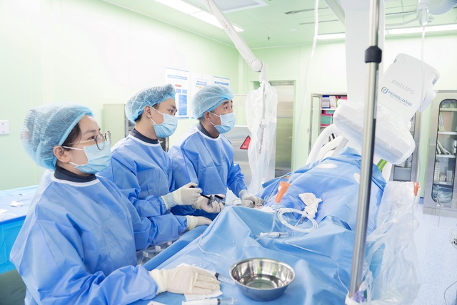 Bệnh viện Phương Đông: Nghẹt thở khơi thông 3 nhánh mạch vành hẹp khít, giành lại dòng máu nuôi tim cho bệnh nhân 72 tuổi- Ảnh 3.