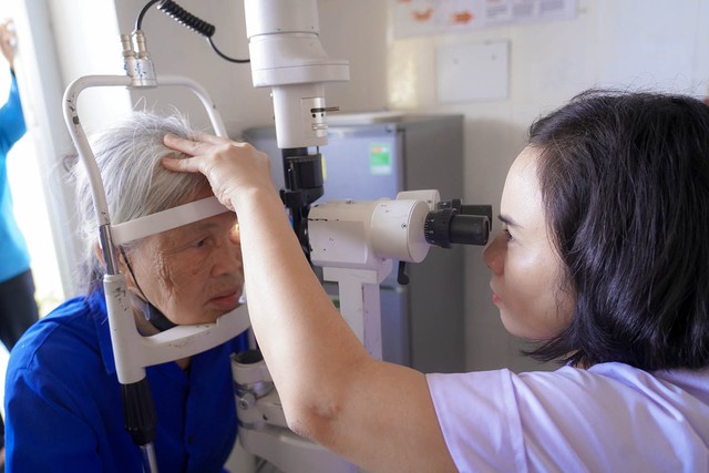 Hàng trăm người dân Hà Tĩnh được khám, sàng lọc bệnh miễn phí- Ảnh 2.