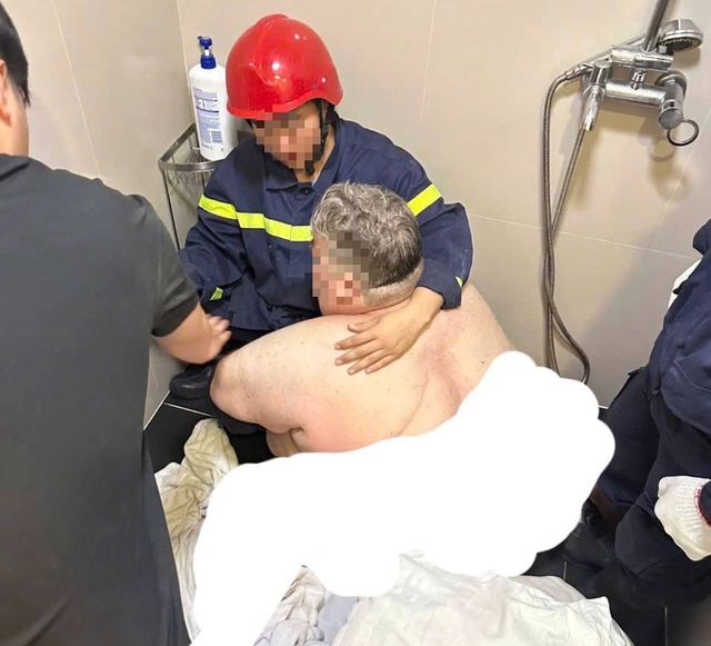 Giải cứu du khách người Mỹ nặng gần 300kg mắc kẹt trong nhà vệ sinh- Ảnh 1.