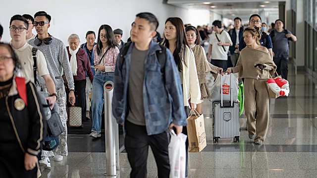 Vé máy bay dịp lễ 30/4: Đường bay du lịch 'cháy vé', giá tiếp tục leo thang- Ảnh 2.