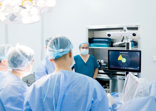 Gần như mất khả năng vận động, bệnh nhân được 'hồi sinh' đôi chân nhờ phẫu thuật bằng robot AI tại Vinmec Nha Trang- Ảnh 1.