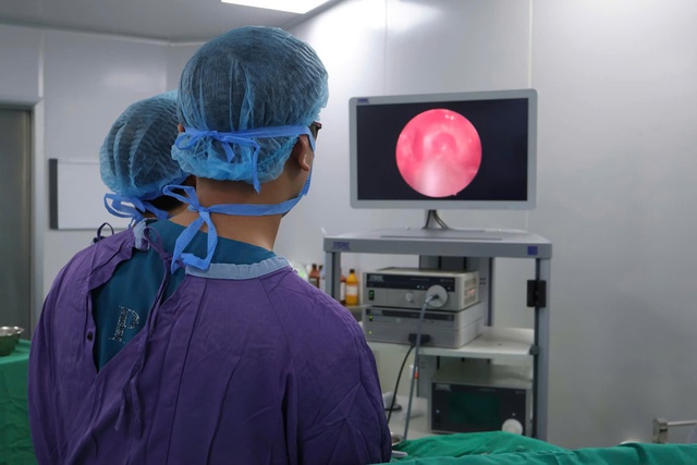 Lấy u tuyến yên qua đường mũi giúp cụ bà thoát cảnh mù lòa- Ảnh 2.