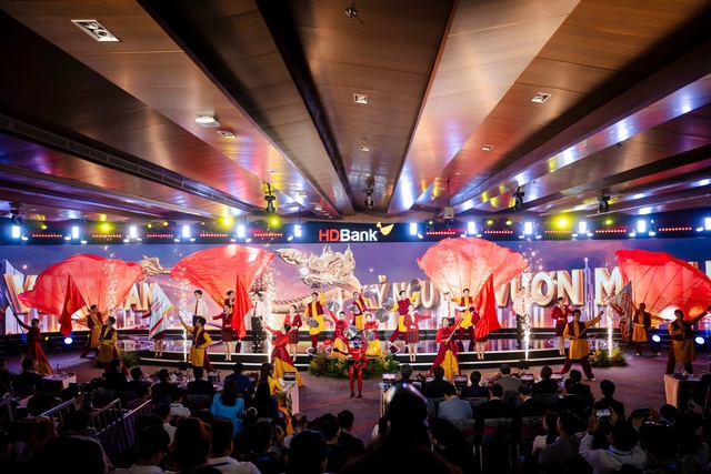 ĐHĐCĐ HDBank 2026: Lợi nhuận kế hoạch tăng 41%, quy mô tiệm cận 1,2 triệu tỷ đồng, mở rộng hợp tác quốc tế và phát hành riêng lẻ thu hút nhà đầu tư nước ngoài- Ảnh 1.