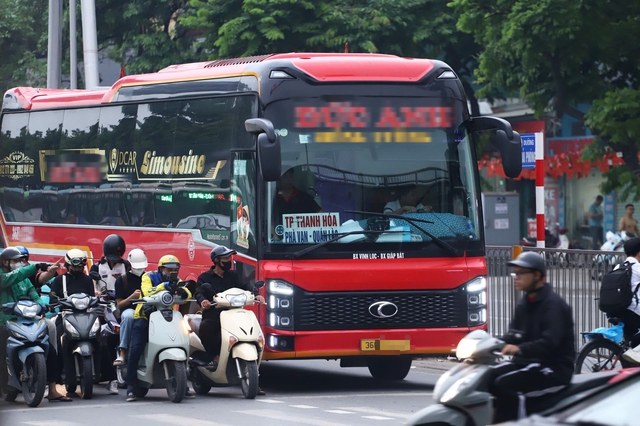 Nhu cầu đi lại tăng cao dịp nghỉ lễ khiến một số xe khách vi phạm quy định vận tải, đặc biệt là hành vi chở quá số người quy định.