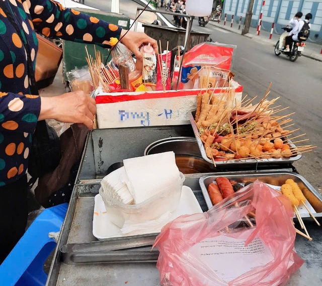 Đề xuất phạt đến 4 triệu đồng với hành vi không đeo gang tay, không cắt móng tay… khi bán thức ăn- Ảnh 1.