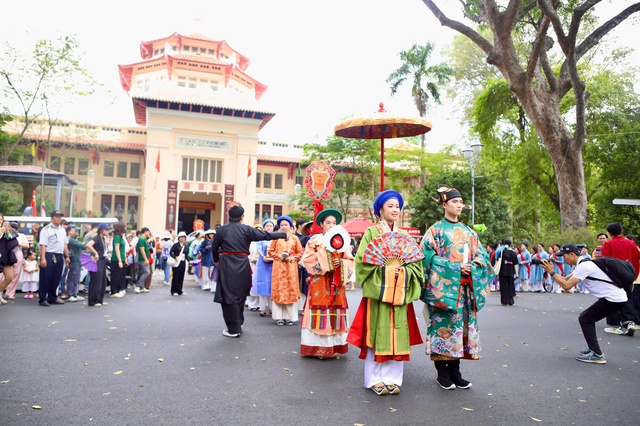 Hơn 500 người mặc cổ phục diễu hành tại Thảo Cầm Viên Sài Gòn- Ảnh 5.