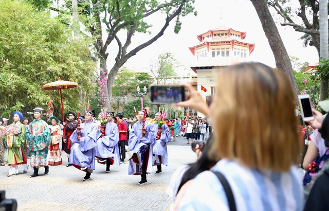 Hơn 500 người mặc cổ phục diễu hành tại Thảo Cầm Viên Sài Gòn- Ảnh 6.