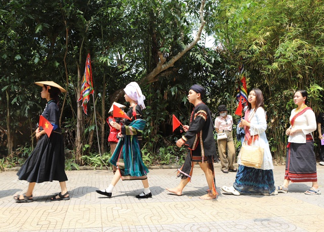 Hơn 500 người mặc cổ phục diễu hành tại Thảo Cầm Viên Sài Gòn- Ảnh 2.