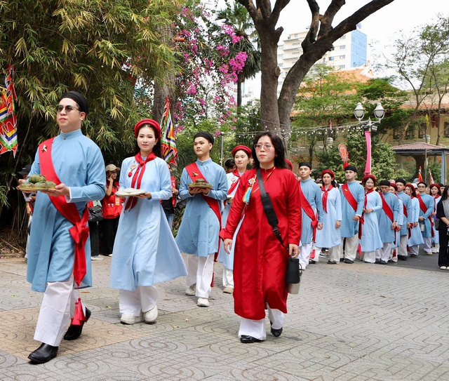 Hơn 500 người mặc cổ phục diễu hành tại Thảo Cầm Viên Sài Gòn- Ảnh 1.