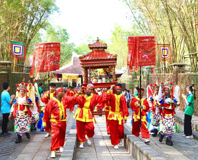 Lãnh đạo TPHCM và người dân dâng hương tưởng niệm các Vua Hùng- Ảnh 2.