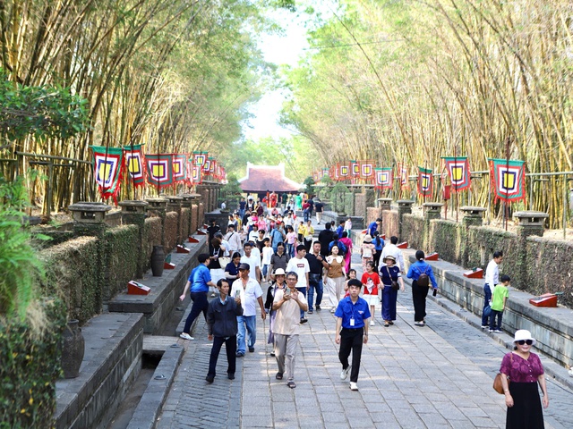 Hàng nghìn người dân và du khách đến dâng hương tại Đền Tưởng niệm các Vua Hùng ở TPHCM- Ảnh 12.