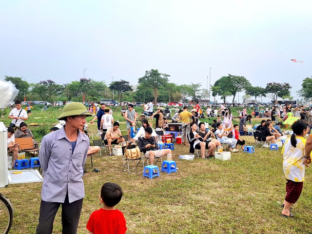 Thả diều - thú vui 'gây nghiện' mới của nhiều người Hà Nội: Mưa cũng chơi, tối vẫn đông kín bãi- Ảnh 8.
