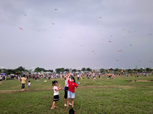 Thả diều - thú vui 'gây nghiện' mới của nhiều người Hà Nội: Mưa cũng chơi, tối vẫn đông kín bãi- Ảnh 2.